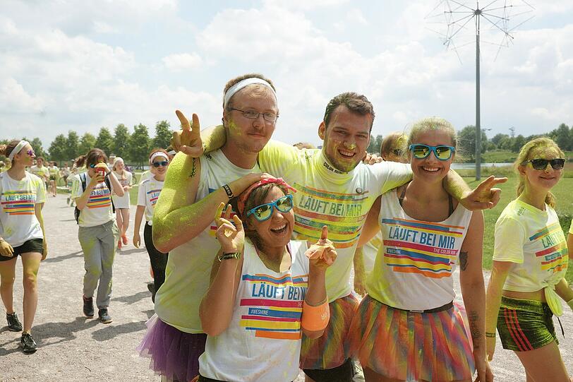 Beim Color Run steht der bunte Spaß im Mittelpunkt und nicht die sportliche Leistung. Die besten Bilder vom Lauf am Sonntag im Riemer Park.