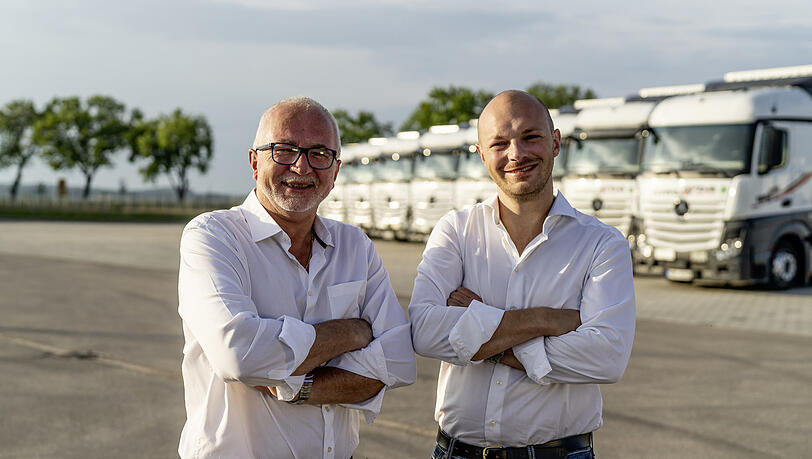 Transportunternehmer Alfred Amenda (l.) mit Sohn Sebastian, der die Firma übernehmen wird. Transportunternehmer Alfred Amenda (l.) mit Sohn Sebastian, der die Firma übernehmen wird.