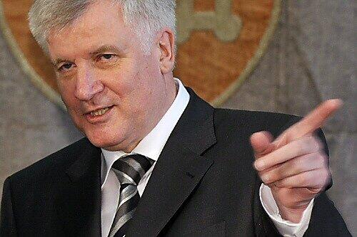 CSU-Chef Seehofer hat sich im Streit mit der Schwesterpartei durchgesetzt.