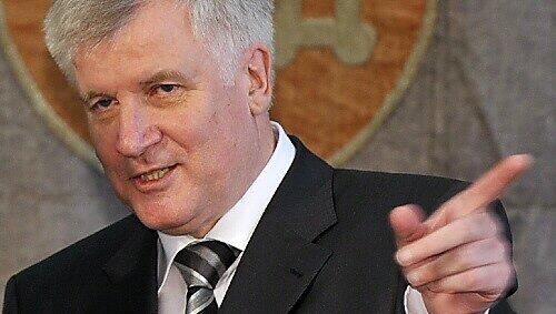 CSU-Chef Seehofer hat sich im Streit mit der Schwesterpartei durchgesetzt. CSU-Chef Seehofer hat sich im Streit mit der Schwesterpartei durchgesetzt.