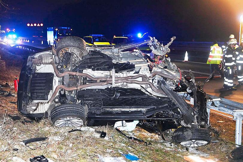 Der Wagen prallte gegen zwei B&auml;ume, der 29 Jahre alte Fahrer kam mit schweren Verletzungen ins Krankenhaus.