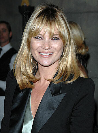 Küche (Kate Moss): Kate hat mehrere LKWs mit Grey-Goose-Wodka, Red Bull und Dom Perignon bestellt. Abendessen ist im Nobelhotel Dorchester in London. Im eigenen Haus lässt Kate ihre Gäste vom Pariser Edelhotel Ritz bekochen, den Service übernimmt ihr Lieblings-Club Mahiki.