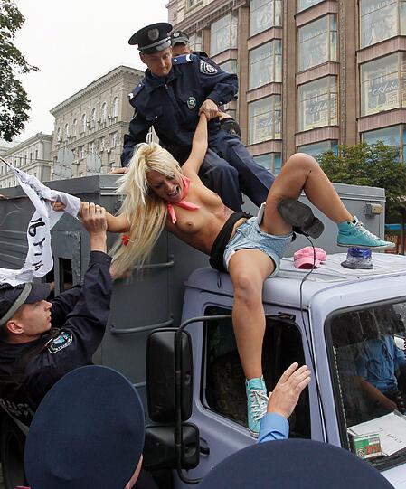 Sie sind wieder auf der Straße - die Nackt-Aktivistinnen der ukrainischen Frauenrechtsbewegung FEMEN. Diesmal protestierten sie publikumswirksam auf dem Dach eines Polizei-Fahrzeuges gegen die Inhaftierung von Ex-Regierungschefin Julia Timoschenko.