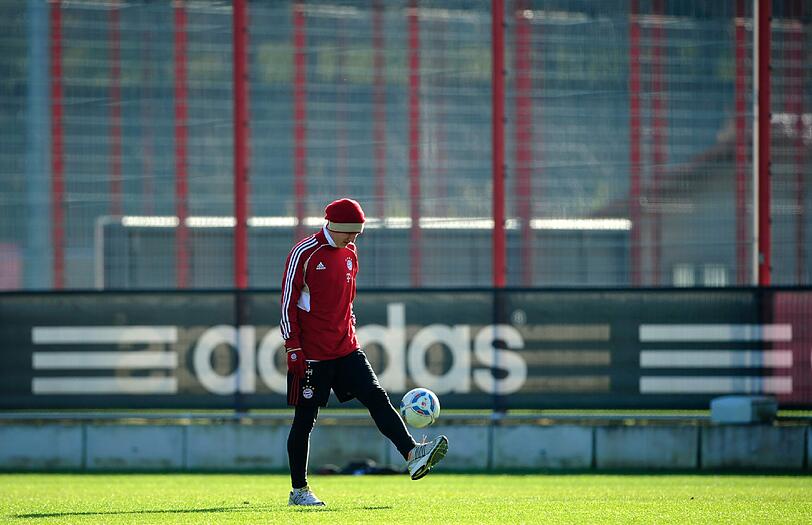 Bastian Schweinsteiger kämpft nach seinem Schlüsselbeinbruch beim viertklassigen Bayern-Nachwuchs um sein Comeback noch vor der Winterpause. &bdquo;Es fühlt sich richtig gut an wieder auf dem Platz zu stehen. Bei den Zweikämpfen muss ich halt noch aufpassen&ldquo;, sagte Schweinsteiger der Nachrichtenagentur dapd. Trainer Jupp Heynckes hofft beim Bundesliga-Heimspiel gegen den 1. FC Köln am 16. Dezember auf die Rückkehr von Schweinsteiger.