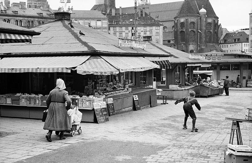 Viel Platz haben die wenigen Passanten auf dem Viktualienmarkt.