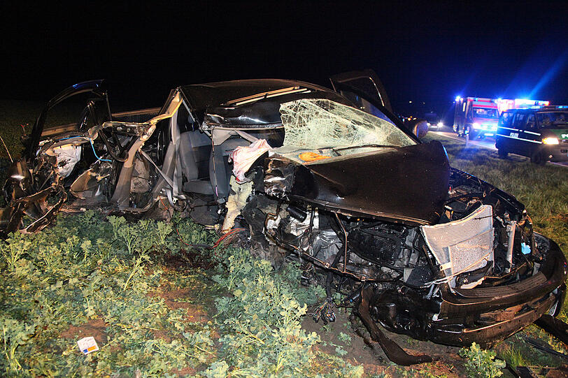 Auf der Kreisstraße ED5 Notzing-Moosinning hat sich in der Nacht auf Sonntag gegen 3.30 Uhr ein schwerer Unfall ereignet. Dabei wurden sechs Personen verletzt, davon drei schwer.