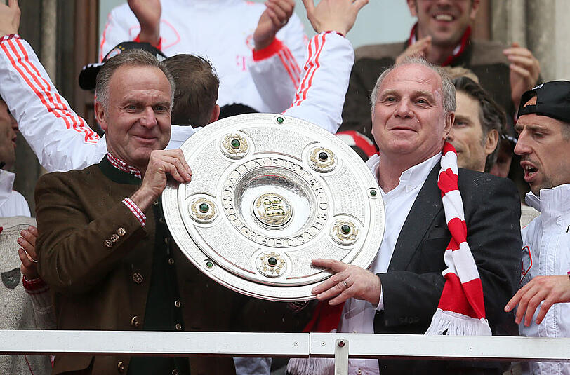 Es war einmal: Hoeneß hält mit Rummenigge und Meisterschale.
