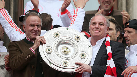 Es war einmal: Hoeneß hält mit Rummenigge und Meisterschale.
