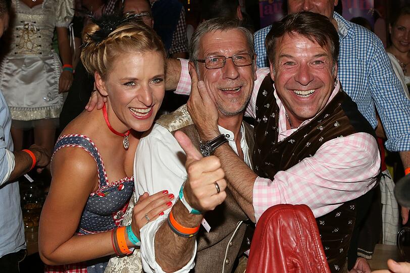 Patrick Lindner mit Lebensgefährten Peter Schäfer und Stefanie Hertel in der Bratwurst.
