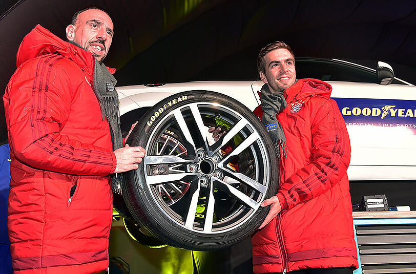 Am Mittwochabend stellte der FC Bayern den neuen Sponsor "Goodyear" vor. Mit dabei: Philipp Lahm und Franck Ribéry.