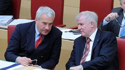 Von ihnen wird eine Entscheidung erwartet: CSU-Chef Horst Seehofer (r.) und Kultusminister Ludwig Spaenle.