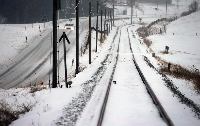 Durch den Schneefall sind am Sonntag mehrere Bahnverbindungen eingeschränkt oder unterbrochen. (Symbolfoto)