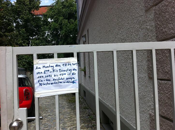 Zufahrt zeitweise nicht möglich? Der Zettel an der Hauseinfahrt verweist auf die "Pflasterarbeiten".