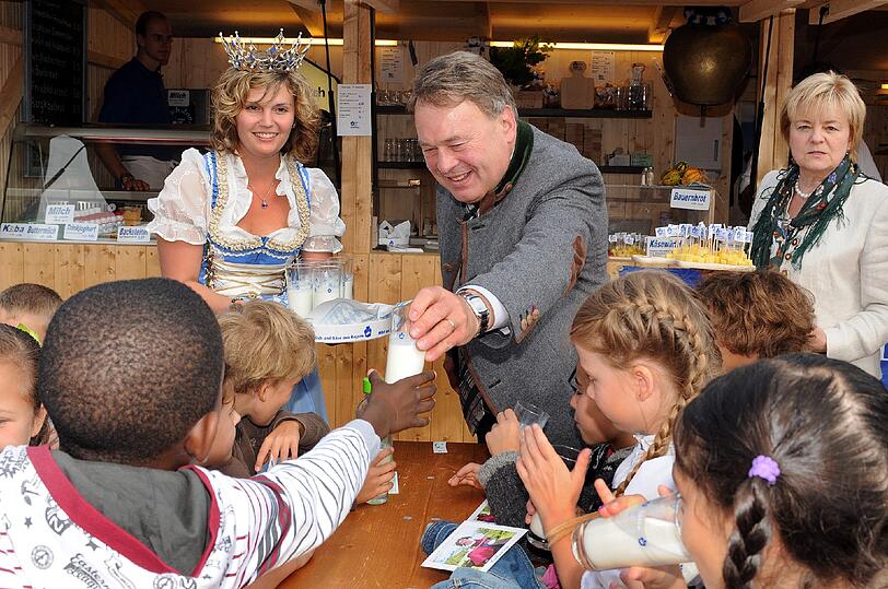 Minister Helmut Brunner und die Bayerische Milchkönigin Katharina Schlattl mit Kindern aus der Grundschule Pfeuferstraße.