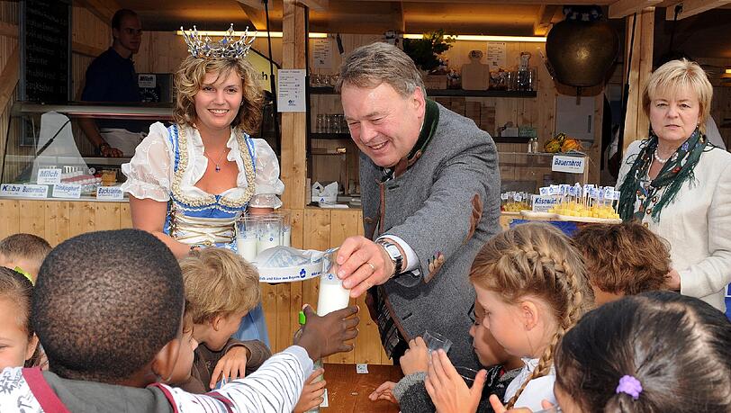 Minister Helmut Brunner und die Bayerische Milchkönigin Katharina Schlattl mit Kindern aus der Grundschule Pfeuferstraße. Minister Helmut Brunner und die Bayerische Milchkönigin Katharina Schlattl mit Kindern aus der Grundschule Pfeuferstraße.