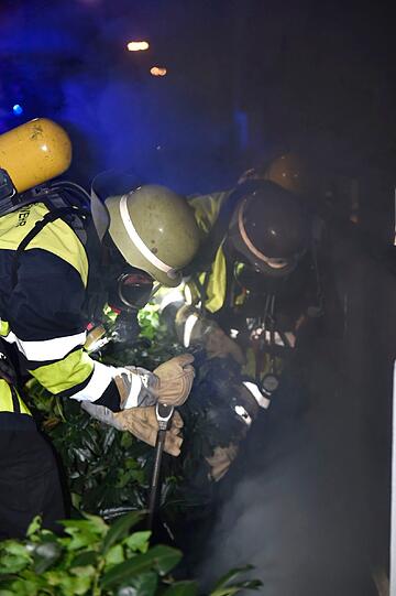 Die Feuerwehr versucht den Kabelbrand mit Kohlenmonoxid zu löschen.