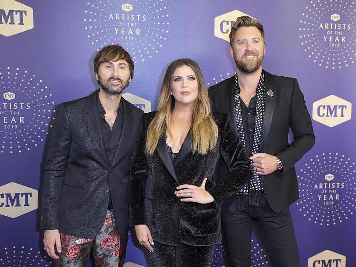 Dave Haywood, (l-r), Hillary Scott und Charles Kelley der amerikanischen Country-Band Lady Antebellum kommen 2019 zur CMT "Artists of the Year" Preisverleihung. Die Band will sich umbenennen, weil ihr Name an die Zeit der Sklaverei erinnert.