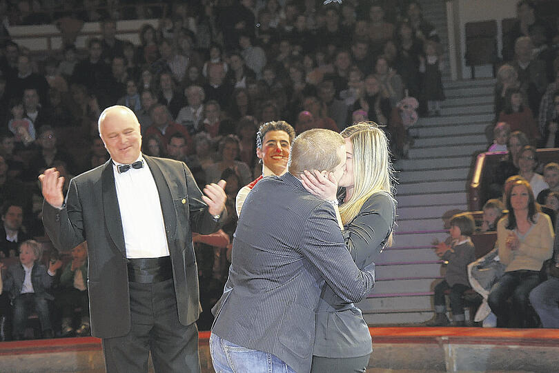 &bdquo;Ja, ich will!&ldquo; Nadine busselt Andreas, Ringmeister Nikolai Tovarich, Clown David Martini und 3000 im Rund sind entzückt.