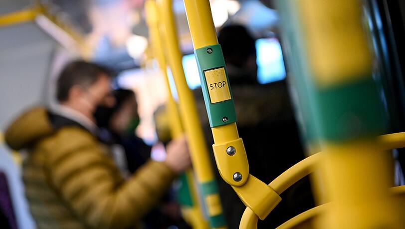 In BVG-Bussen rufen Durchsagen die Fahrgäste nun dazu auf, nicht laut zu telefonieren oder Videos über den Handy-Lautsprecher abzuspielen. (Archivbild)