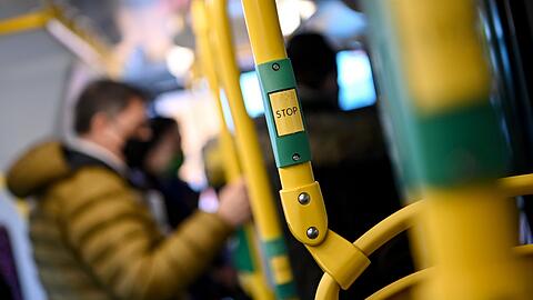 In BVG-Bussen rufen Durchsagen die Fahrgäste nun dazu auf, nicht laut zu telefonieren oder Videos über den Handy-Lautsprecher abzuspielen. (Archivbild)
