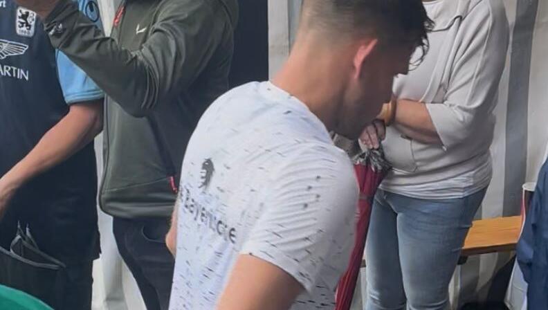 Florian Niederlechner humpelt mit einbandagiertem Knie in die Kabine.