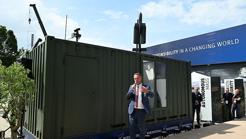 Rheinmetall-Manager Timo Haas bewarb den Abschuss-Container bei der Rüstungsmesse Eurosatory. Auf dem Dach des Containers ist eine Kamikaze-Drohne zu sehen. Rheinmetall-Manager Timo Haas bewarb den Abschuss-Container bei der Rüstungsmesse Eurosatory. Auf dem Dach des Containers ist eine Kamikaze-Drohne zu sehen.