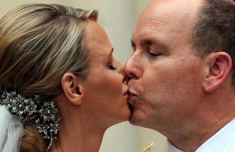 Albert und Charlene nach der kirchlichen Trauung in Monaco....