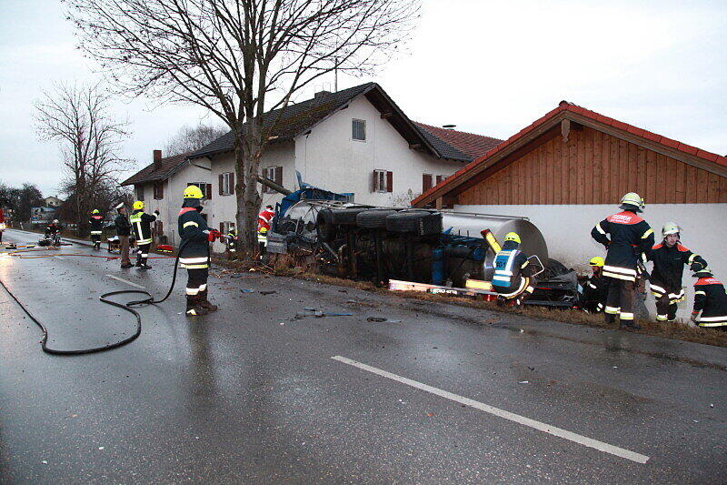 Ein mit 25 Tonnen Rahm beladener Lkw stößt am Sonntagmorgen mit einem BMW zusammen, stürzt in einen Graben und begräbt das Auto halb unter sich.