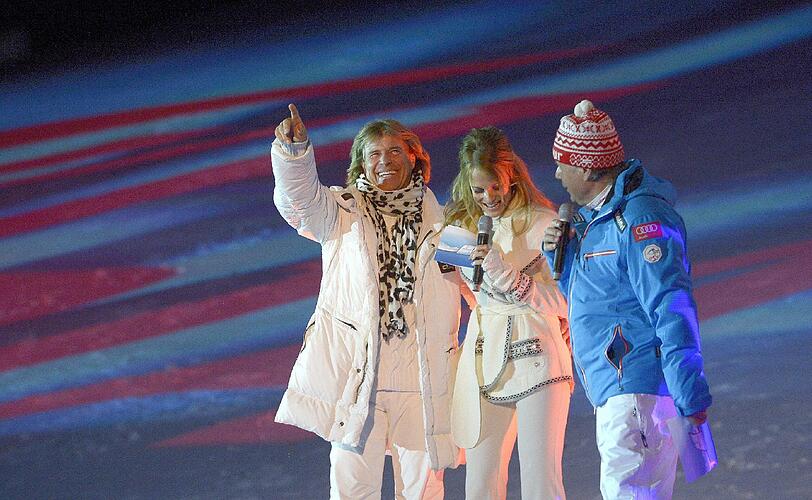 Mirjam Weichselbraun zusammen mit Hansi Hinterseer (l.) und dem Präsidenten des österreichischen Ski-Verbandes (r.) auf der Eröffnungszeremonie der alpinen Skiweltmeisterschaften 2013 in Schladming.