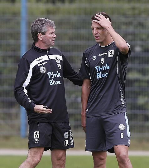 Funkel mit Löwen-Kapitän Guillermo Vallori.