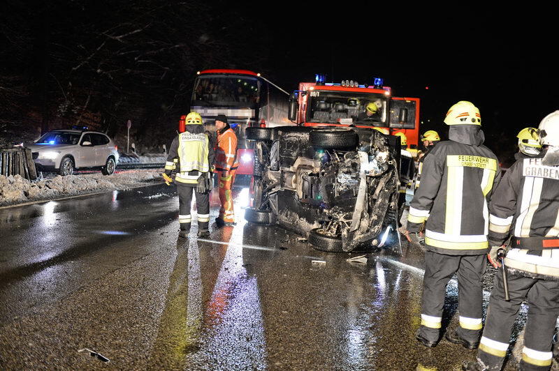 junge Frau prallte mit ihrem Fahrzeug gegen einen Anpralldämpfer.