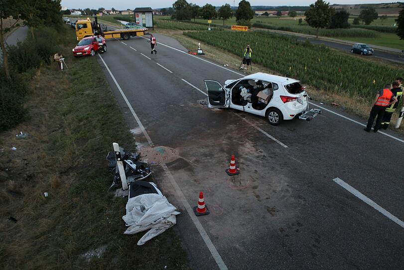 Ein 53-jähriger Autofahrer ist zwischen Wasserfall und Ansbach frontal in den Wagen eines Ehepaars gerast. Die Bilder der Unfallstelle.