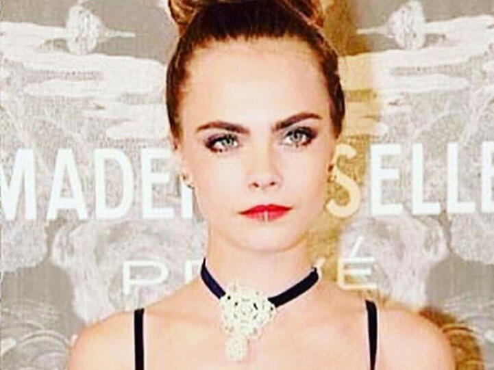 Cara Delevingne mit Lippen-Ring