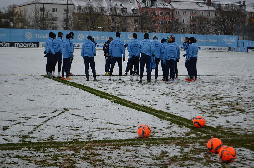 Die Löwen im Schnee: Der TSV 1860 musste am Freitag vor Beginn des Trainingslagers auf weißem - und nicht wie gewohnt auf grünem - Untergrund trainieren.