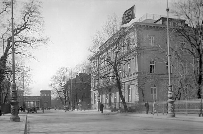 Auch dieses kapitel gehört zur Maxvorstadt: der Nationalsozialismus. Den Nazis gefiel das Viertel wegen seiner klassizistischen Architektur. Auf dem Bild zu sehen: das Palais Barlow, auch "Braunes Haus" genannt, um 1932.