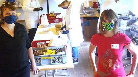 Andrea Huber (v.l.) und Sibylle Stöhr hatten die Aktion im Westend gestartet. Auch nach dem Projekt soll es dort weiter Essen für Bedürftige geben.