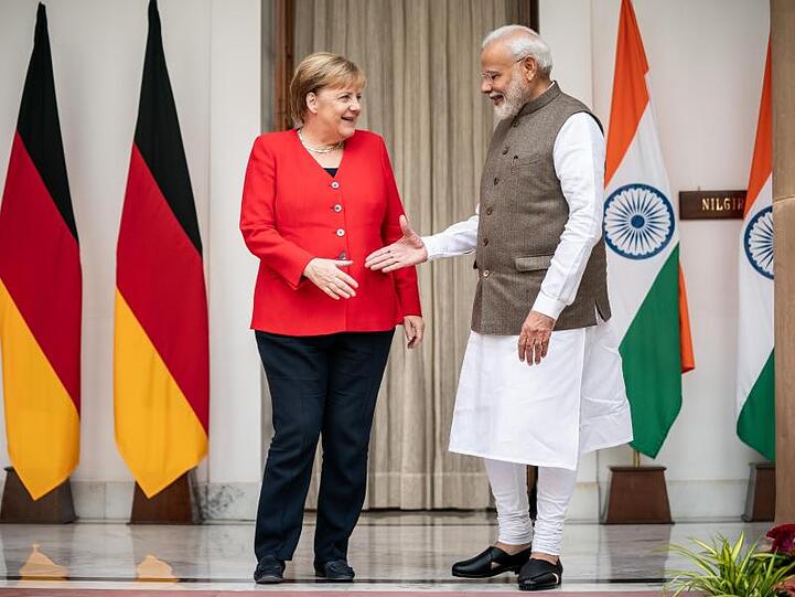 Bundeskanzlerin Angela Merkel wird vom indischen Ministerpräsidenten Narendra Modi begrüßt.