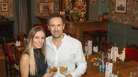 Madeleine Heinrich und ihr Freund Mario Pargger mit "Hopsn" im neuen "Wohnzimmer" des Little London