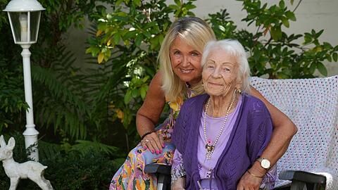 Die 102-jährige Maria Heitmann bei ihr zu Hause im Garten mit "Schwiegerfreundin" Sonja Zaun.
