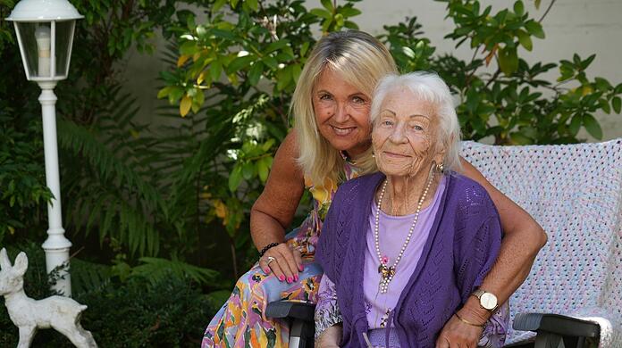 Die 102-jährige Maria Heitmann bei ihr zu Hause im Garten mit "Schwiegerfreundin" Sonja Zaun.