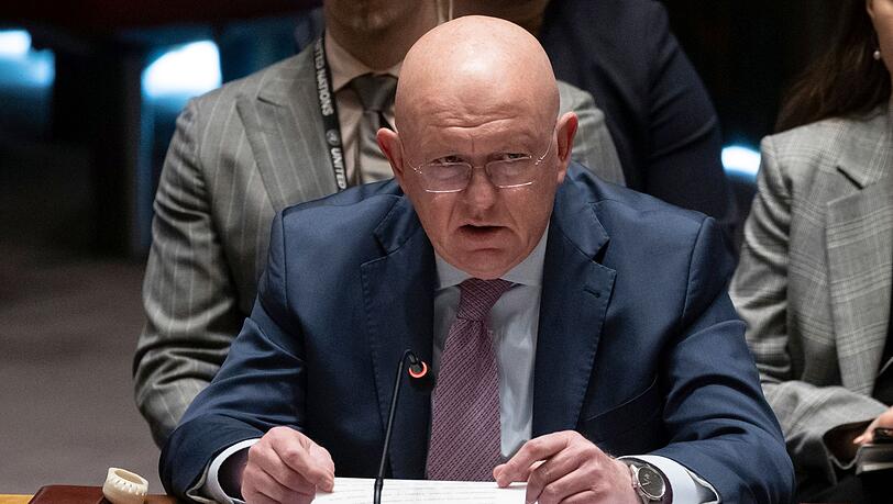 Russlands UN-Botschafter Wassili Nebensja bei der kurzfristig einberufenen Dringlichkeitssitzung des UN-Sicherheitsrats. Russlands UN-Botschafter Wassili Nebensja bei der kurzfristig einberufenen Dringlichkeitssitzung des UN-Sicherheitsrats.