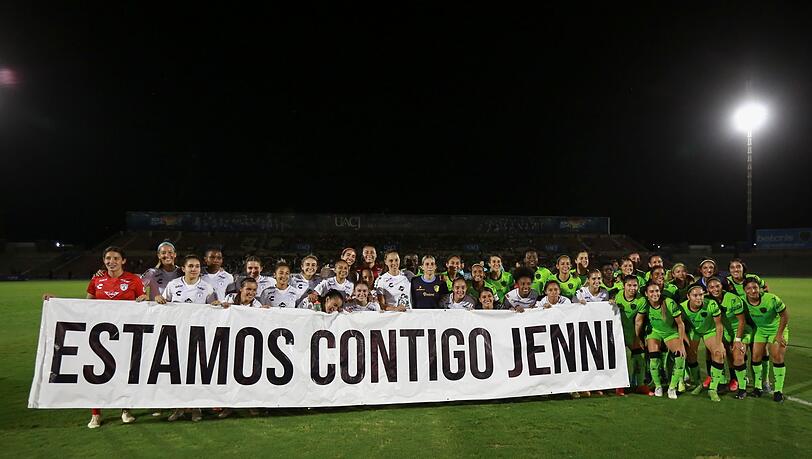 Solidarität: Spielerinnen des mexikanischen Clubs Pachuca halten ein Transparent mit der spanischen Aufschrift "Wir sind mit dir Jenni" hoch.