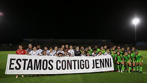 Solidarität: Spielerinnen des mexikanischen Clubs Pachuca halten ein Transparent mit der spanischen Aufschrift "Wir sind mit dir Jenni" hoch.
