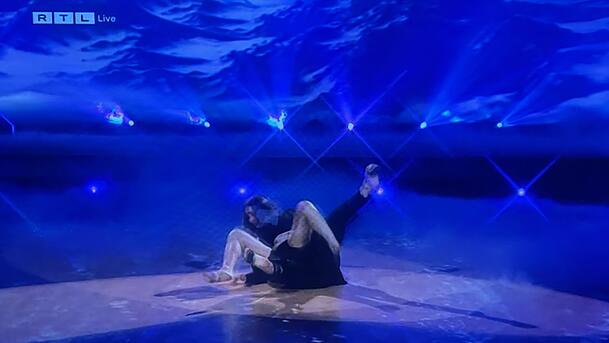 Dieser Sturz bei "Let's Dance"-Promi Fabian Hambüchen wirkte, als sei es Teil der Choreografie. Dieser Sturz bei "Let's Dance"-Promi Fabian Hambüchen wirkte, als sei es Teil der Choreografie.