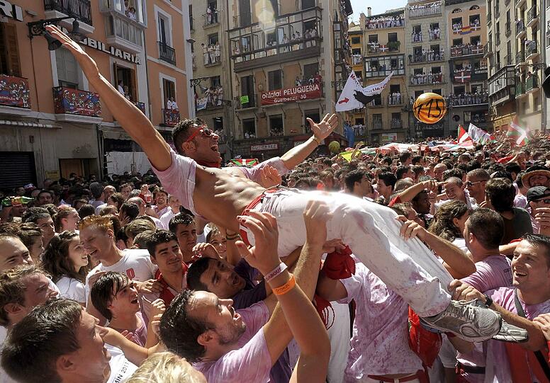 Das legendäre Stierlaufen in Pamplona ist eröffnet. Die verrücktesten Bilder des Eröffnungstages.