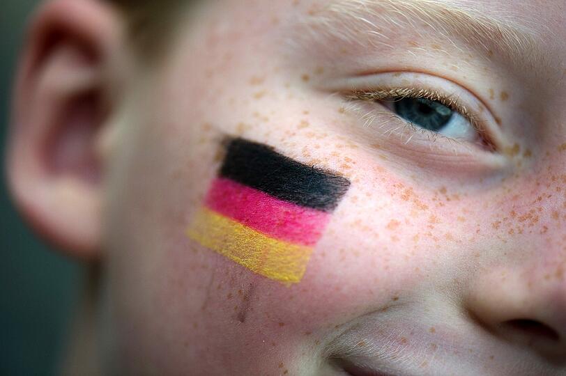 Deutschland gegen Holland - vor und während dieser brisanten Partie in der Ukraine am MIttwoch feiern die Fans ausgelassen in Orange und Schwarz-Rot-Gold - die Bilder!