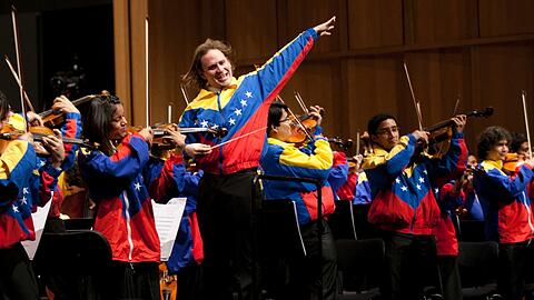 Wenn junge Musiker aus Venezuela loslegen, bleibt kein Auge trocken &ndash; für den 27. Mai holt Andreas Schessl das Teresa Carreno Youth Orchestra nach München.