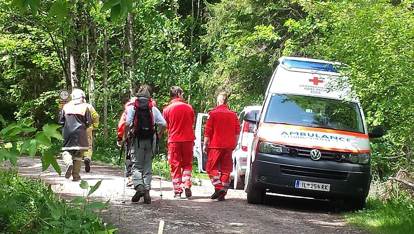 Vilser Alm: Rettungskräfte sind im Einsatz. Ein Mann wurde von einem Riesen-Felsbrocken erschlagen! Vilser Alm: Rettungskräfte sind im Einsatz. Ein Mann wurde von einem Riesen-Felsbrocken erschlagen!