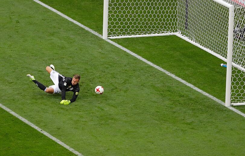 BERND LENO NOTE 5: Erlebte ein katastrophales Turnierdebüt. Beim 0:1 sah er schon schlecht aus und ließ den Ball durch seine Hände unter seinem Oberkörper ins Tor rutschen. Beim 2:3 leistete er sich dann einen Riesenbock, als er den eigentlich harmlosen Ball nicht festhalten.