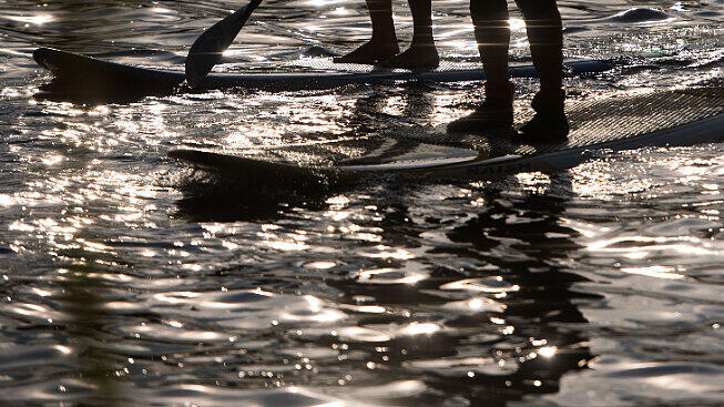 Stehpaddeln oder auch Stand-up-Paddling ist ein beliebter Wassersport.